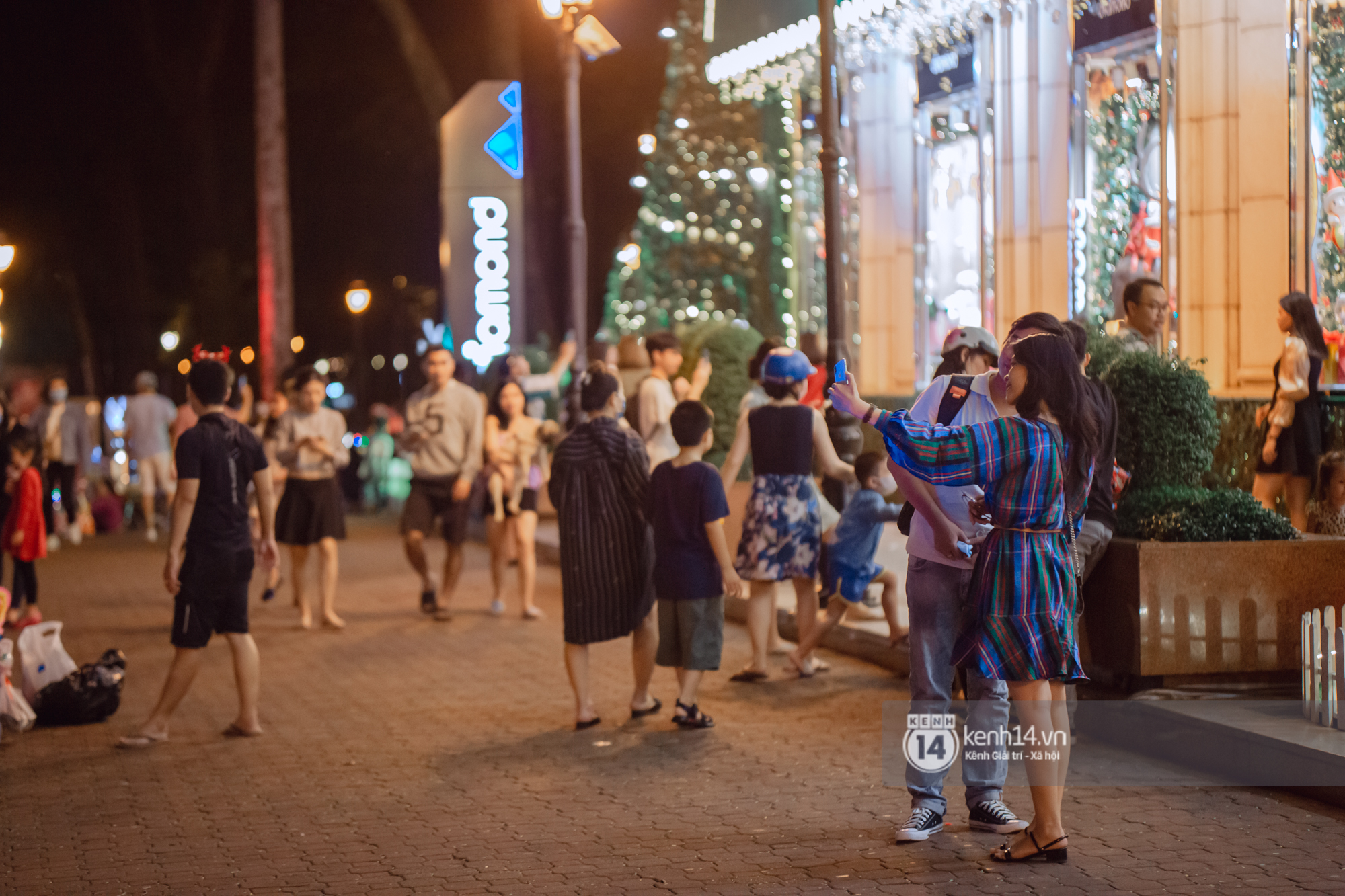 Photo: Saigon people flock to the streets to take Christmas photos 