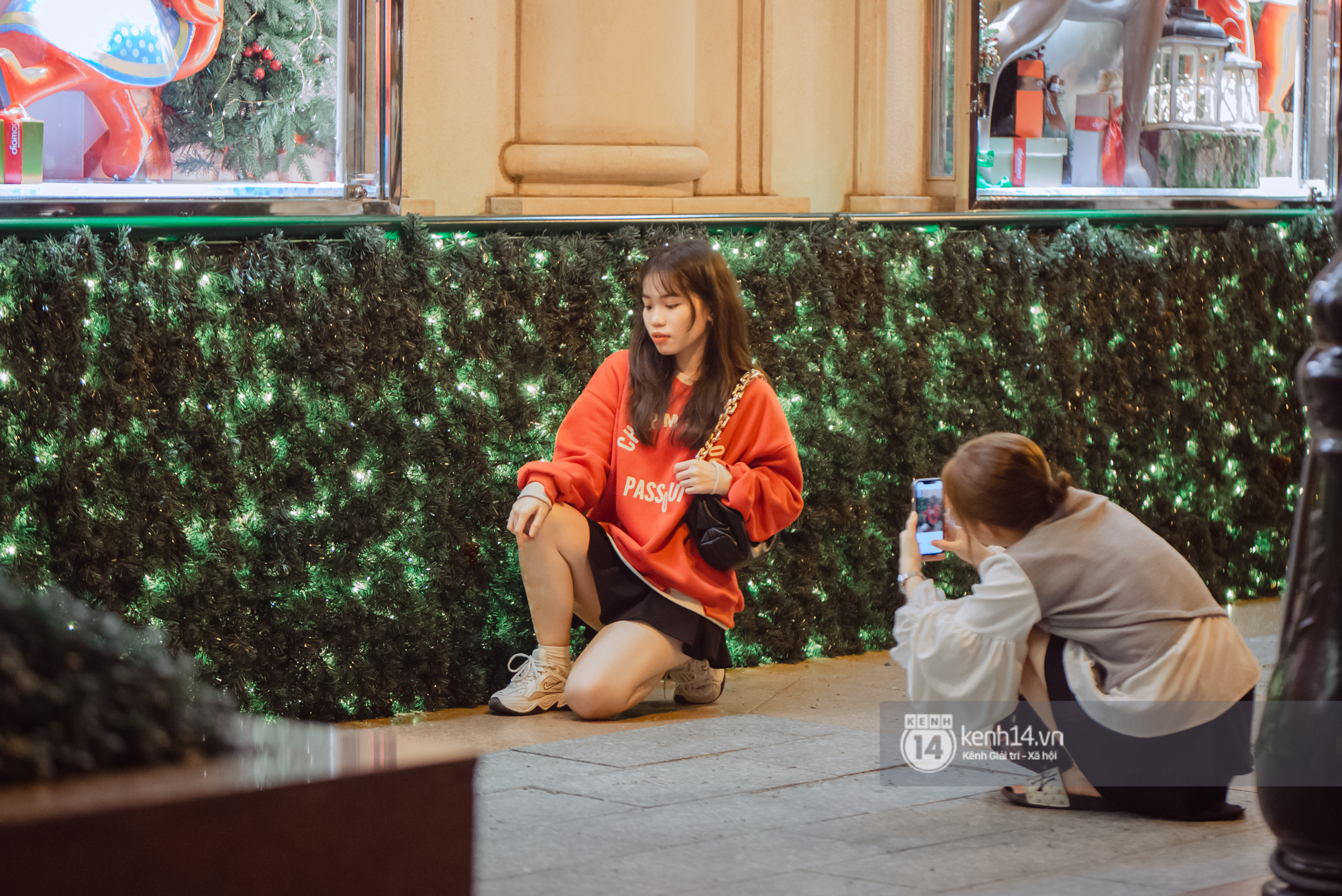 Photo: Saigon people flock to the streets to take Christmas photos 