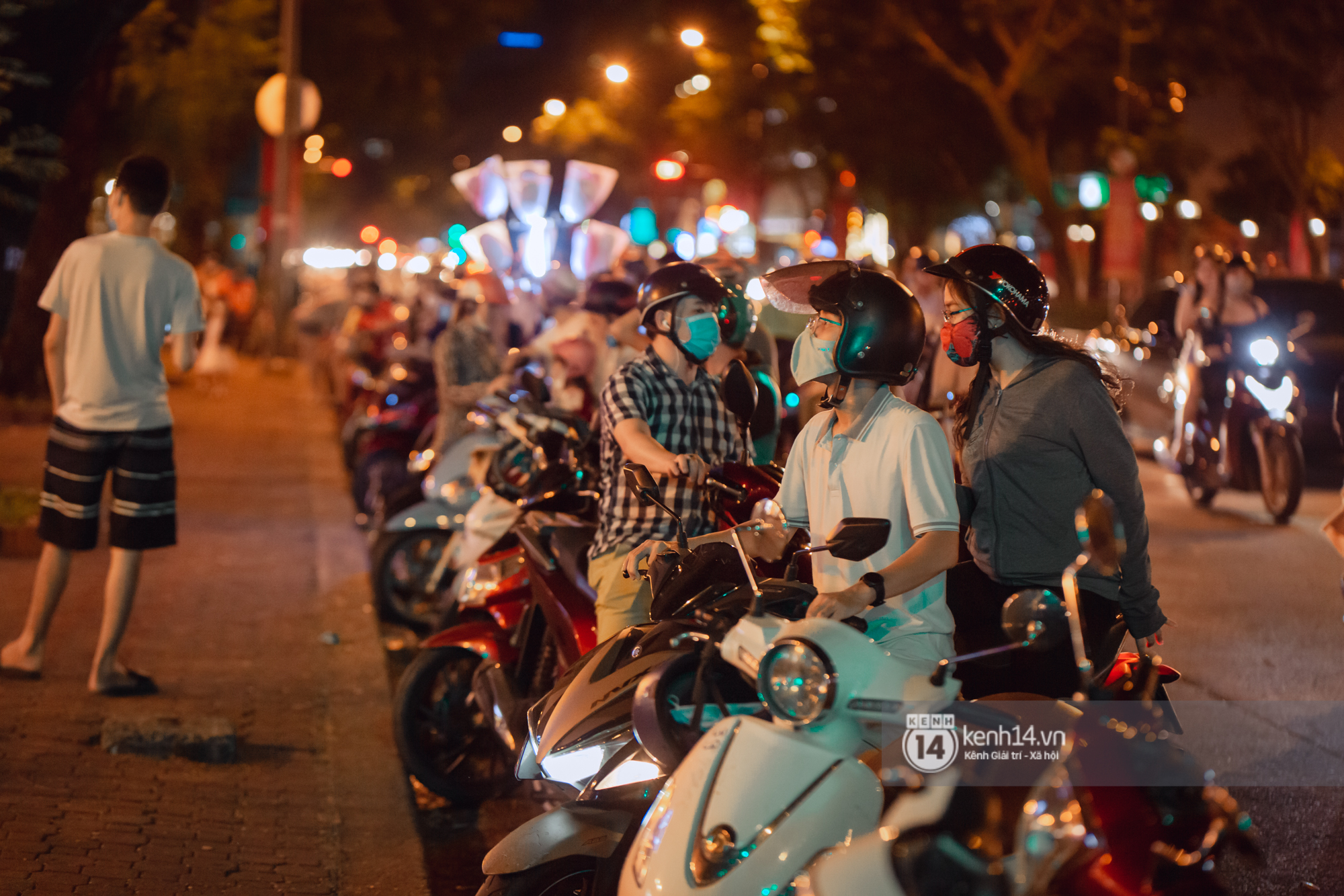 Photo: Saigon people take to the streets to take Christmas photos 