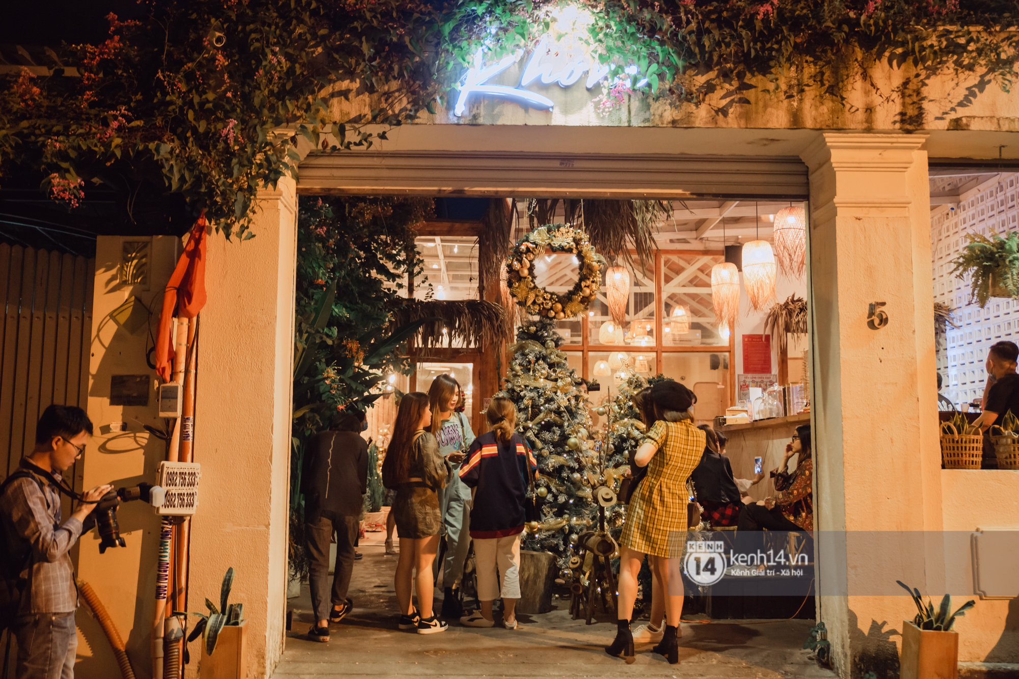 Photo: Saigon people flock to the streets to take Christmas photos 