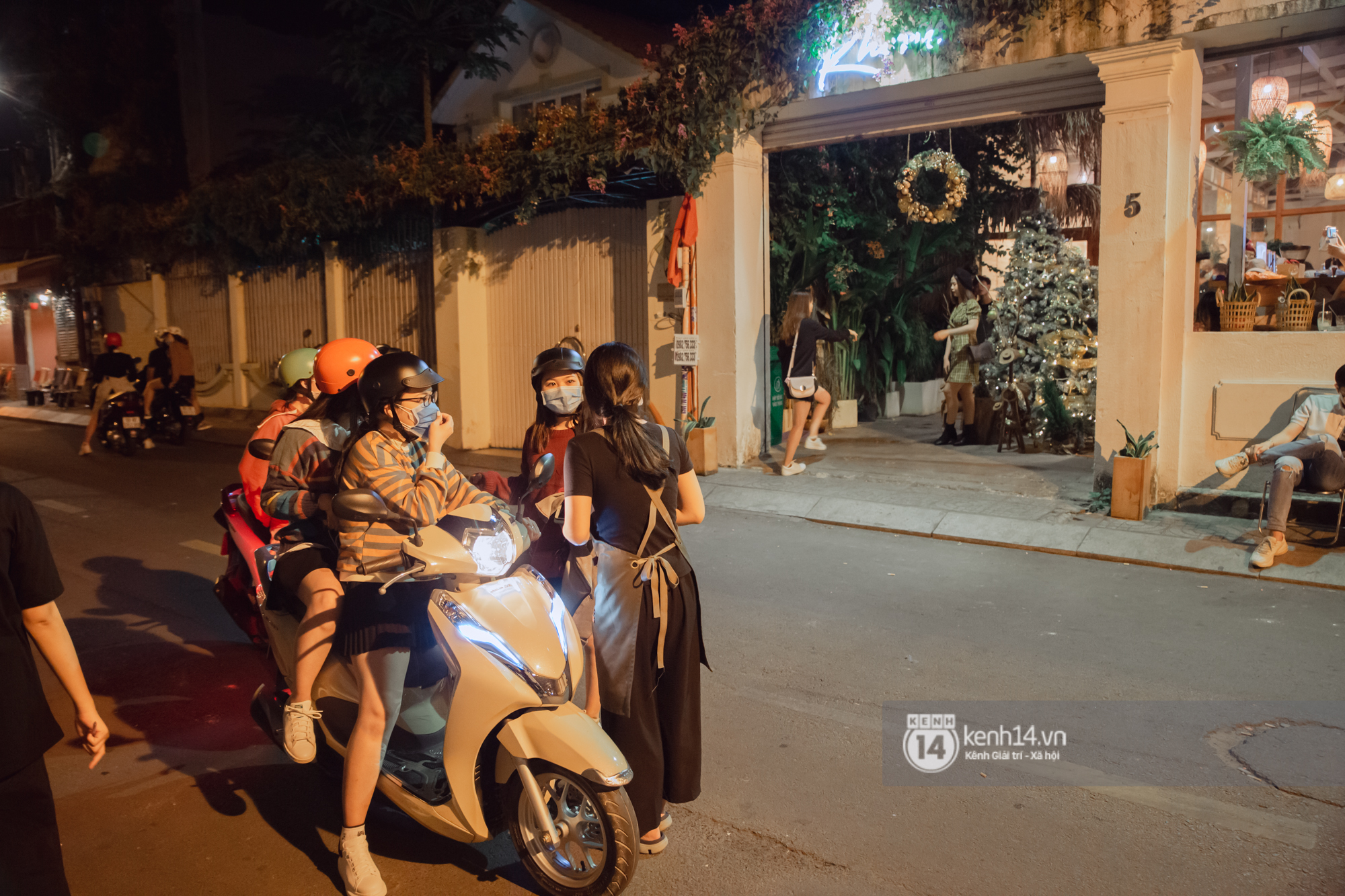 Photo: Saigon people take to the streets to take Christmas photos 