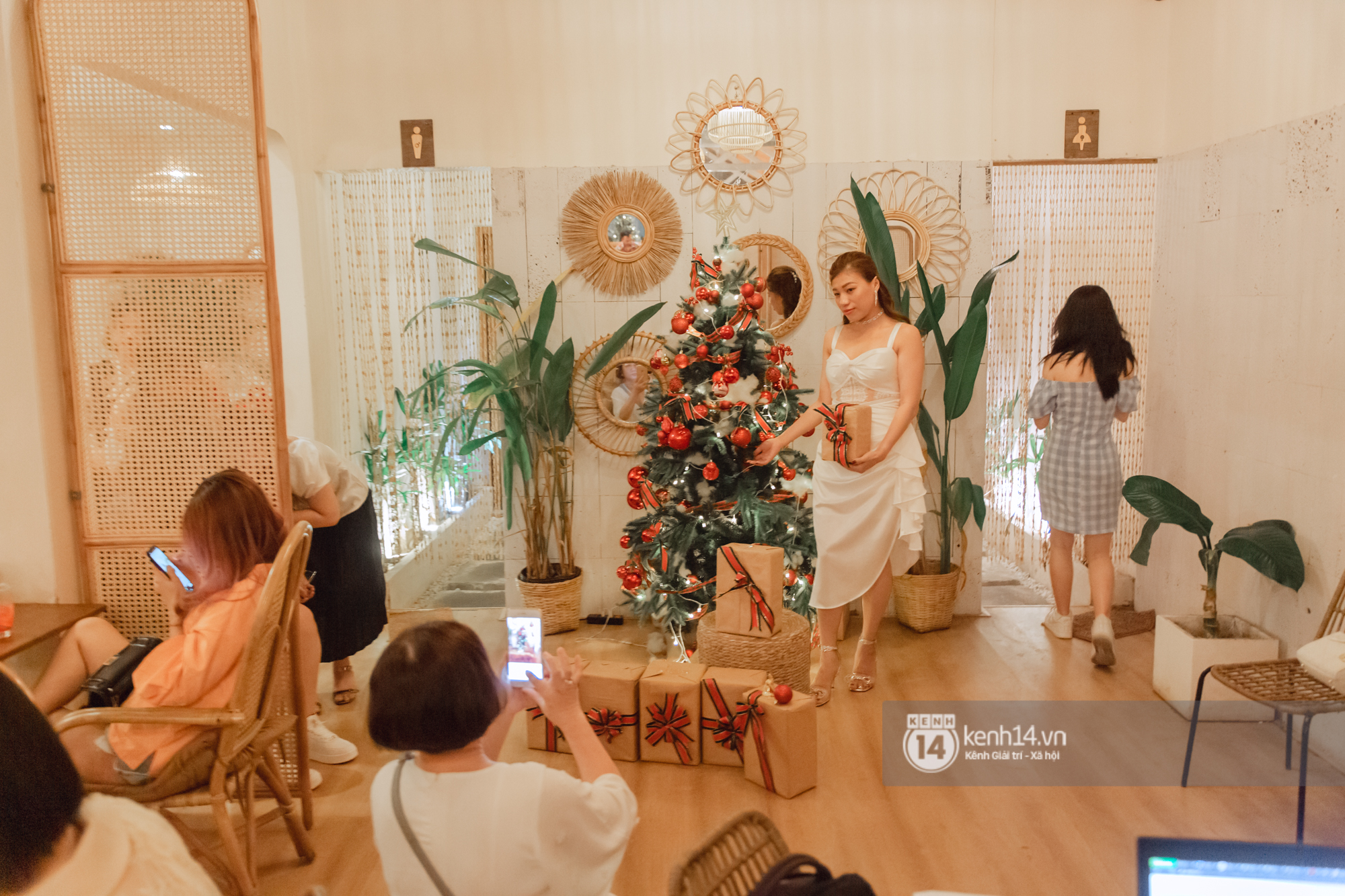 Photo: Saigon people flock to the streets to take Christmas photos 