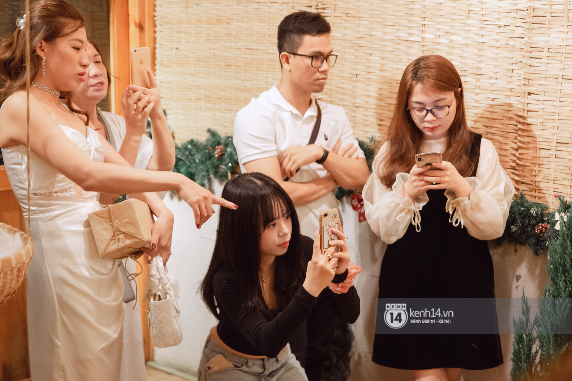 Photo: Saigon people take to the streets to take Christmas photos 