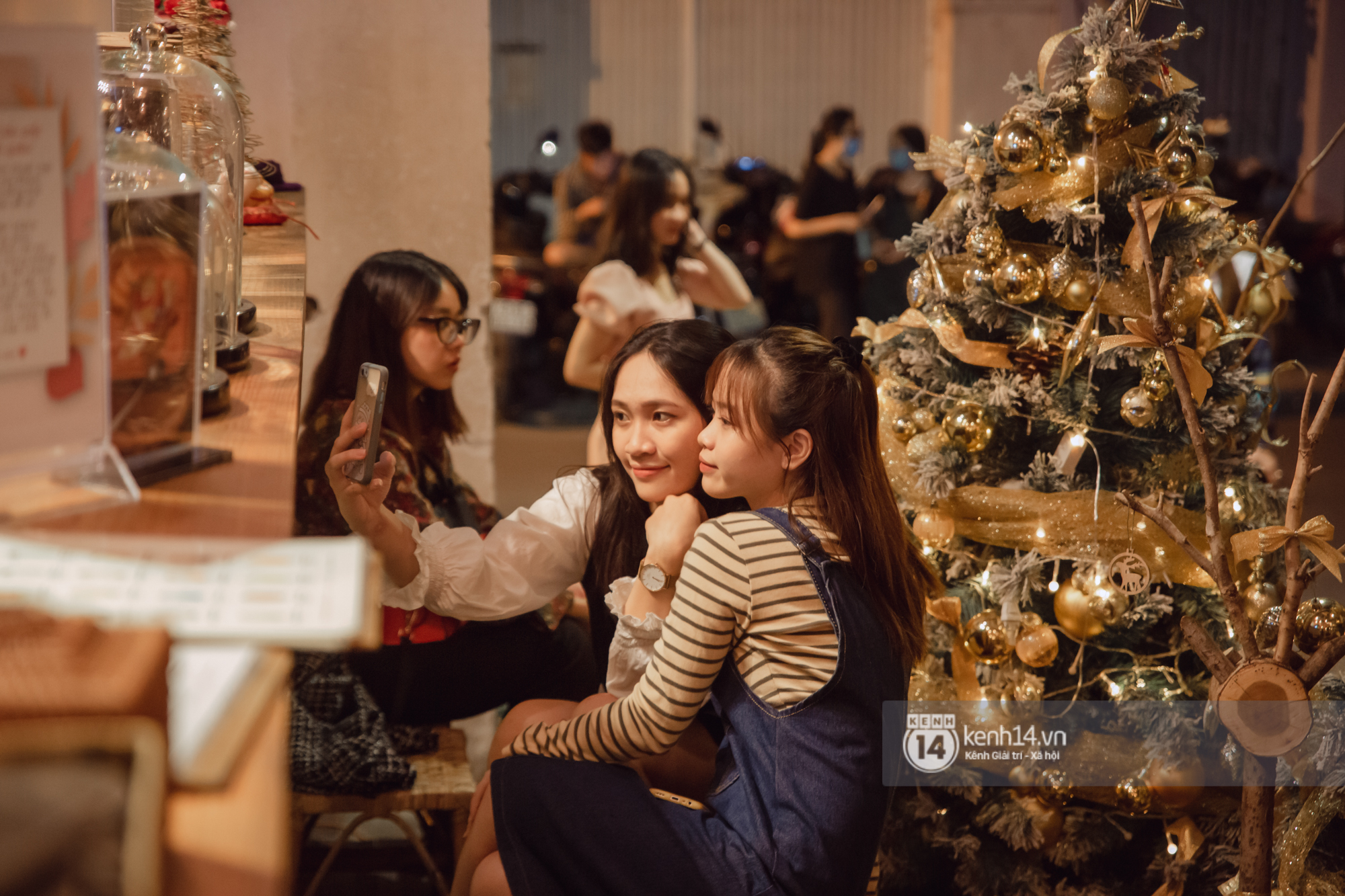 Photo: Saigon people flock to the streets to take Christmas photos 