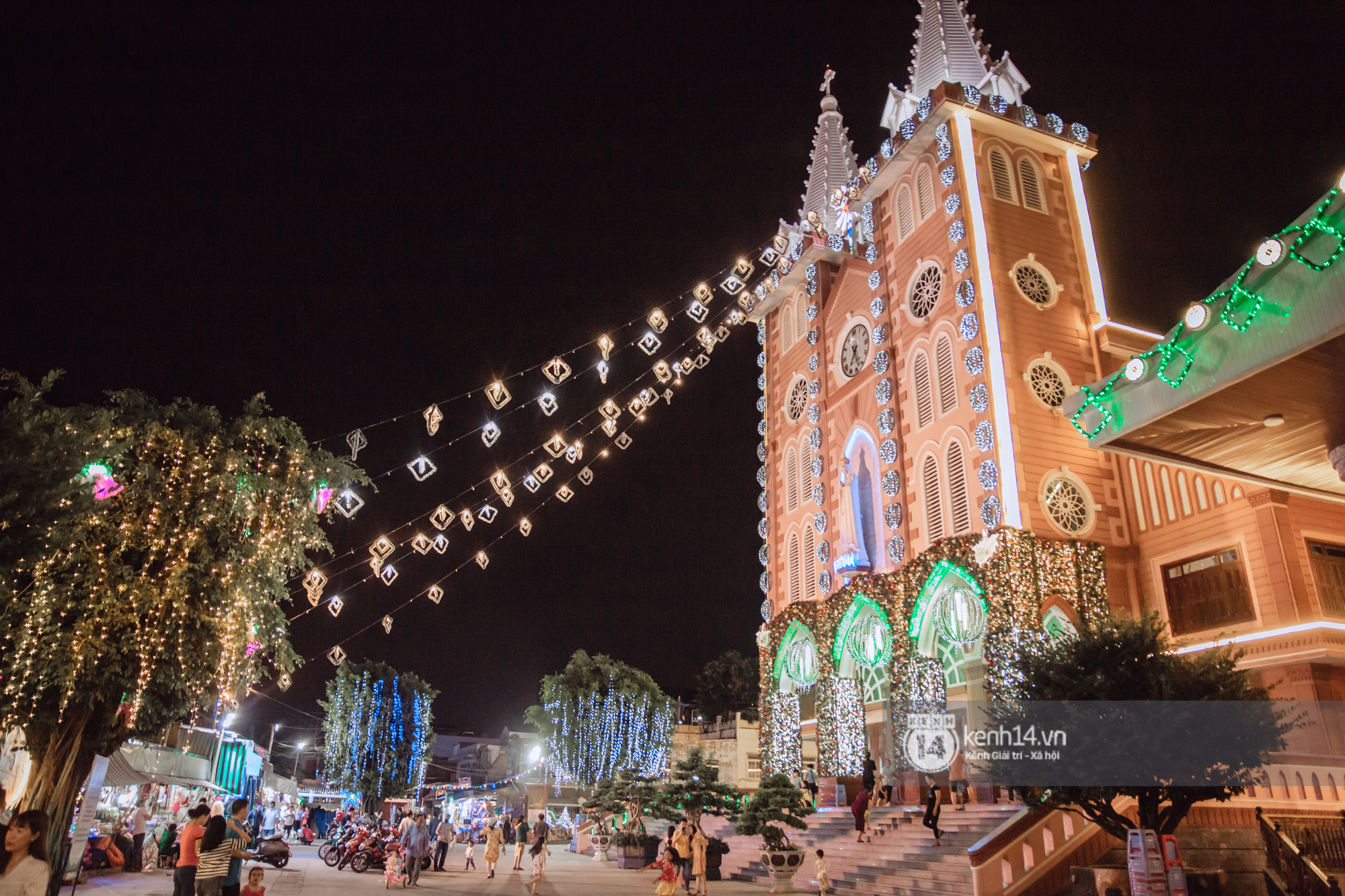 Photo: Saigon people flock to the streets to take Christmas photos 