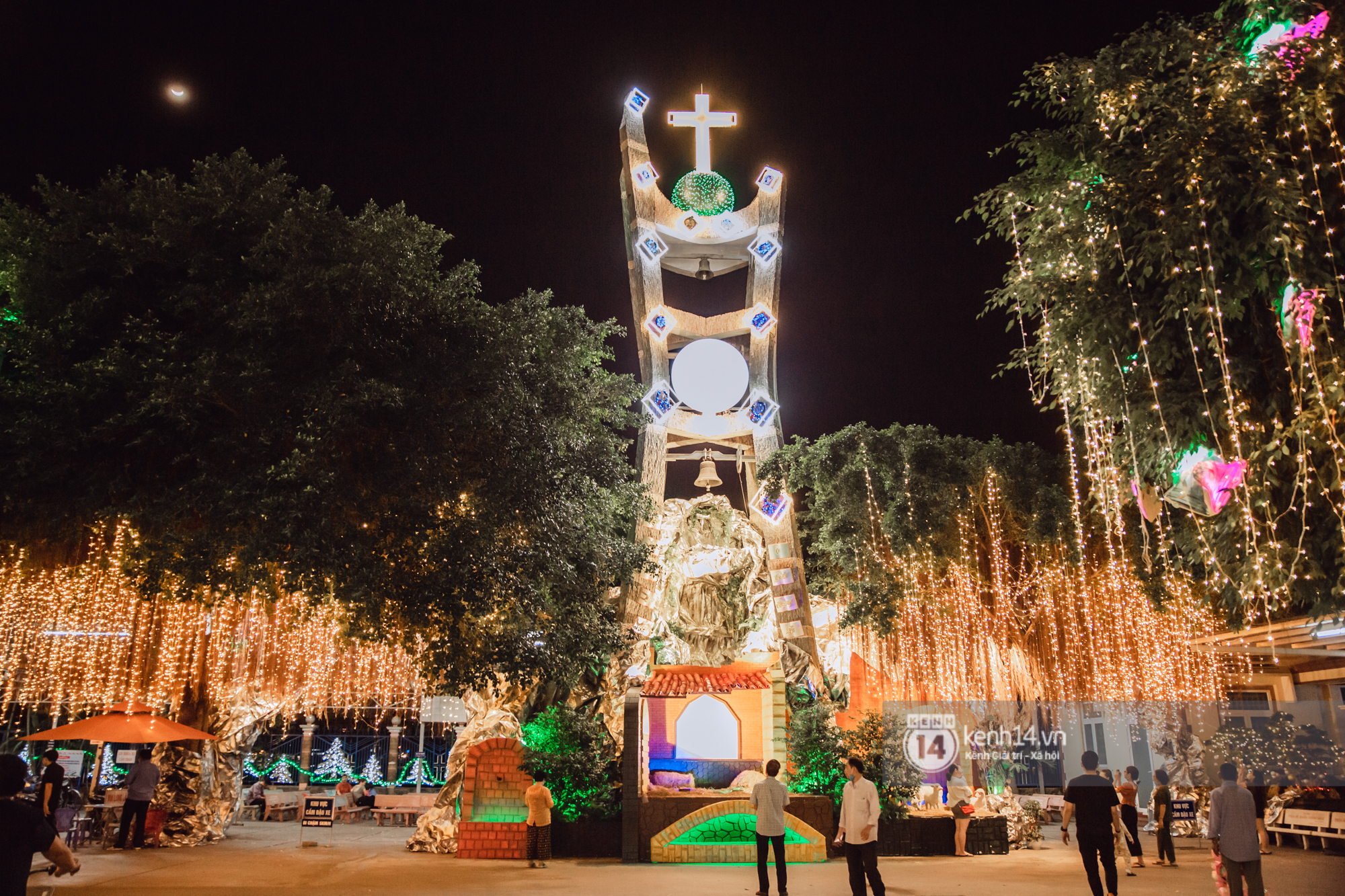 Photo: Saigon people flock to the streets to take Christmas photos 