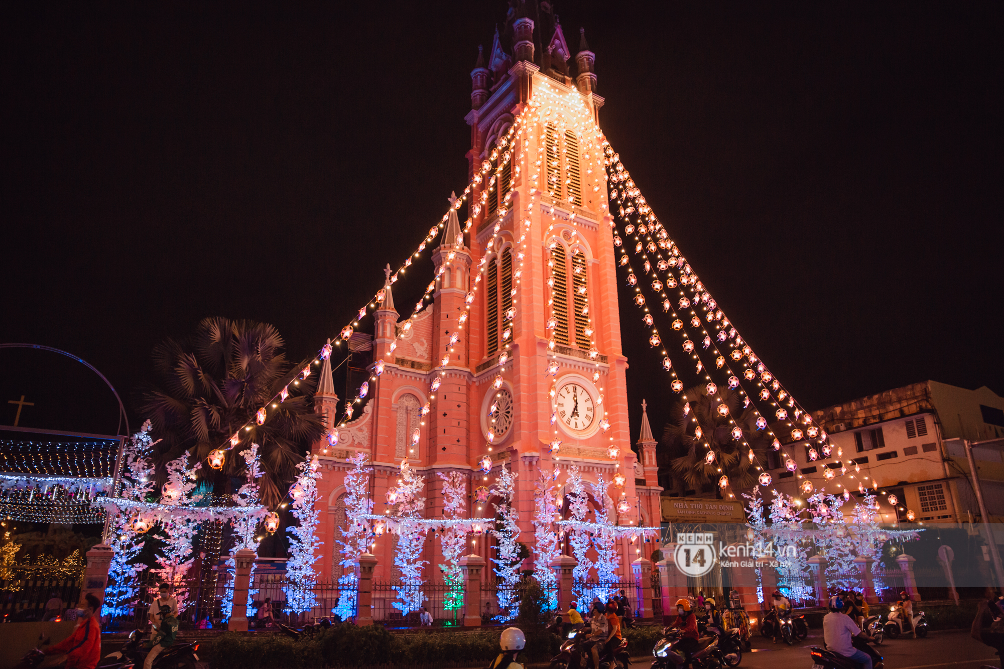 Photo: Saigon people take to the streets to take Christmas photos 