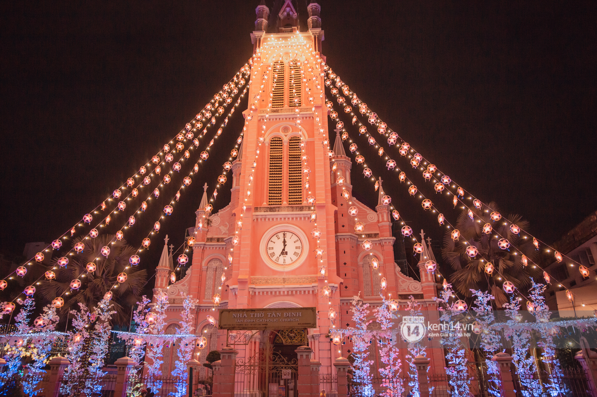 Photo: Saigon people flock to the streets to take Christmas photos 