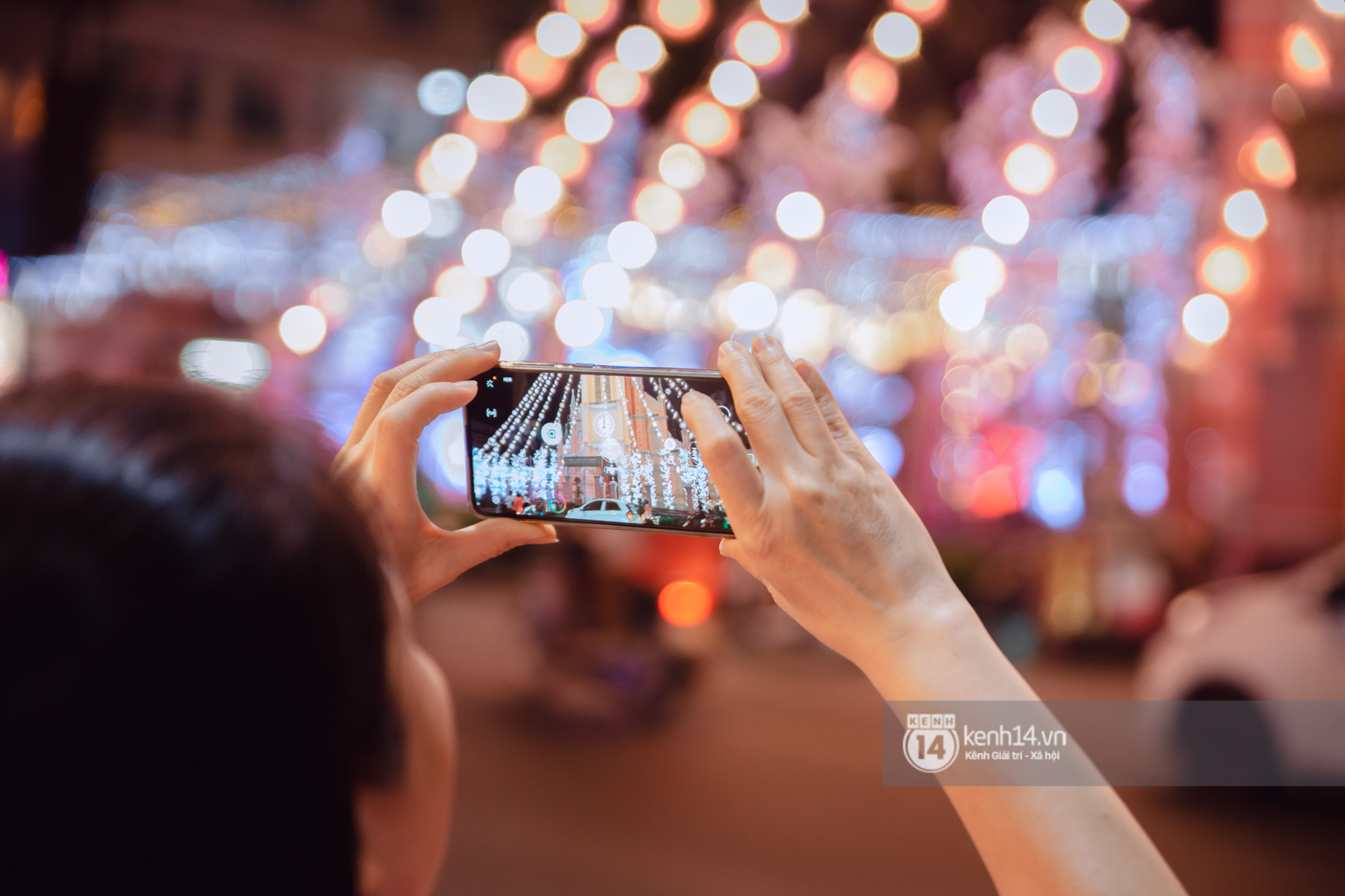 Photo: Saigon people flock to the streets to take Christmas photos 