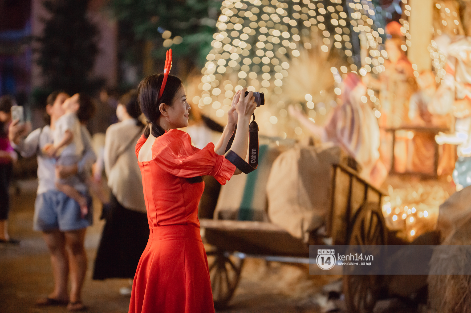 Photo: Saigon people flock to the streets to take Christmas photos 