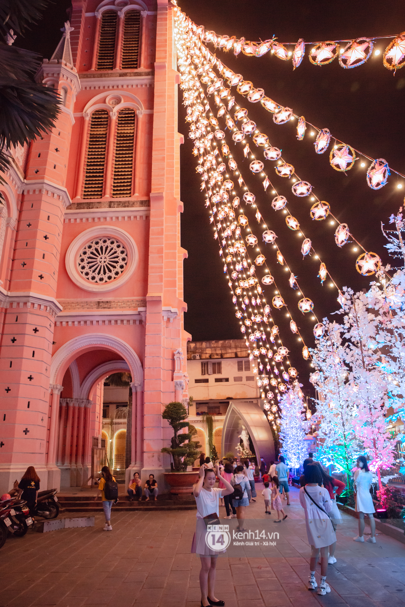 Photo: Saigon people flock to the streets to take Christmas photos 