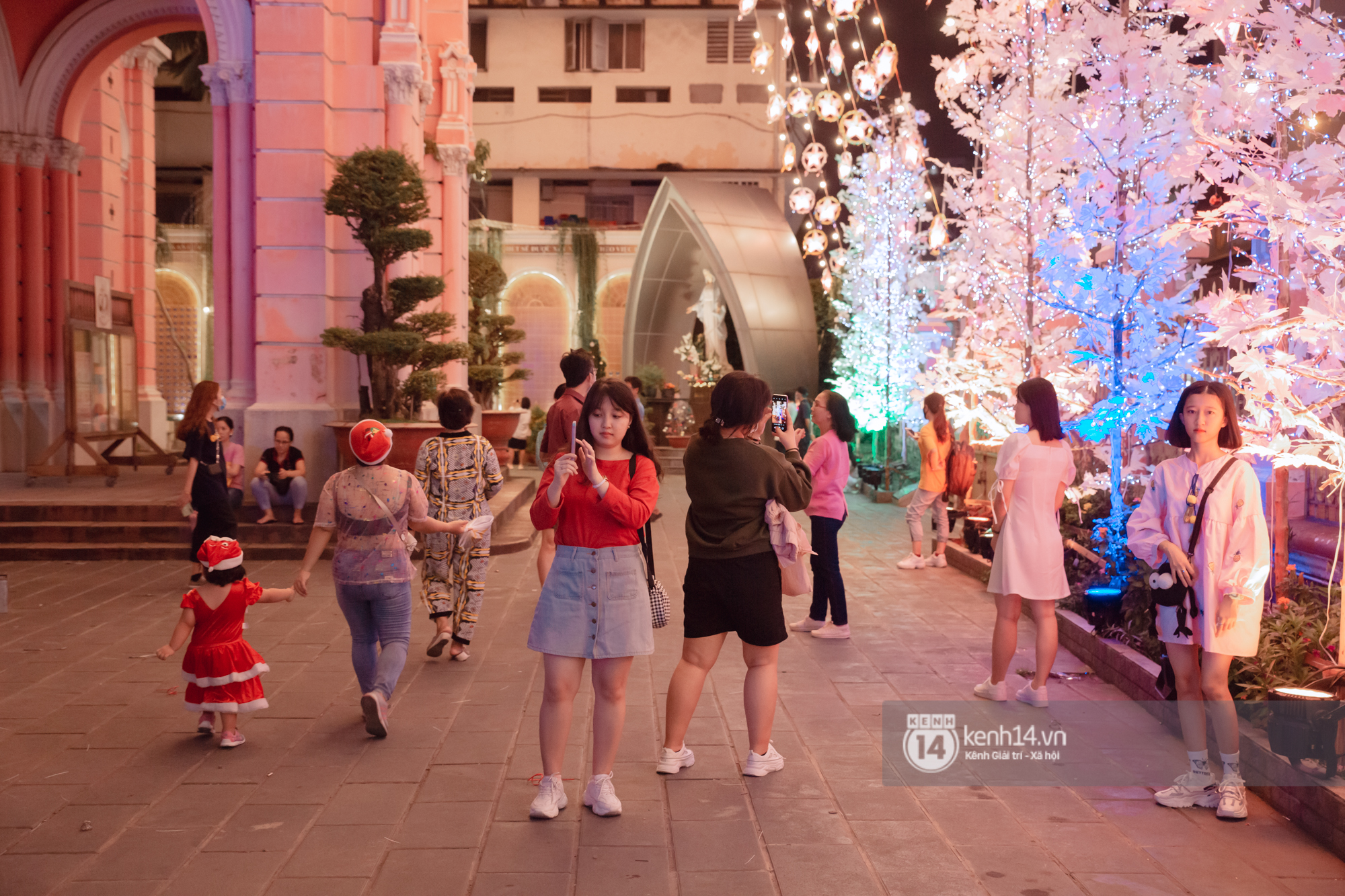 Photo: Saigon people flock to the streets to take Christmas photos 