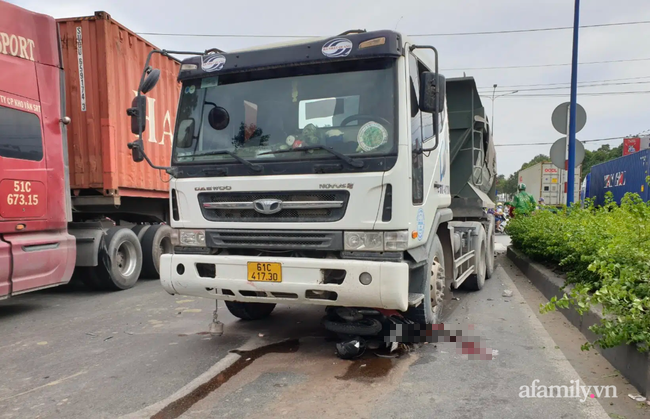 Thương tâm: 2 người bị xe tải cuốn vào gầm thương vong cách nhau 300 mét, trong đó có cô gái 16 tuổi - Ảnh 1.