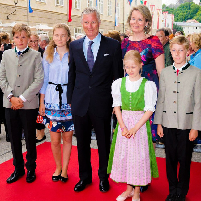 Gia đình hoàng gia trên thế giới tung ảnh thiệp Giáng sinh, nhà Công nương Kate lần đầu lép vế trước vẻ đẹp hoàn mỹ của Hoàng gia Bỉ - Ảnh 4.