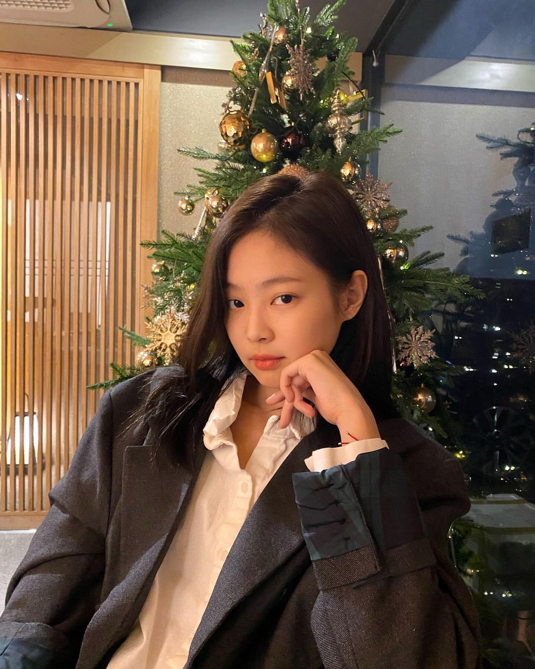 BLACKPINK lên đồ Giáng sinh xịn ghê, xem mà học được bao cách mix&match vừa ấm vừa xinh - Ảnh 5. BLACKPINK lên đồ Giáng sinh xịn ghê, xem mà học được bao cách mix&match vừa ấm vừa xinh - Ảnh 5.