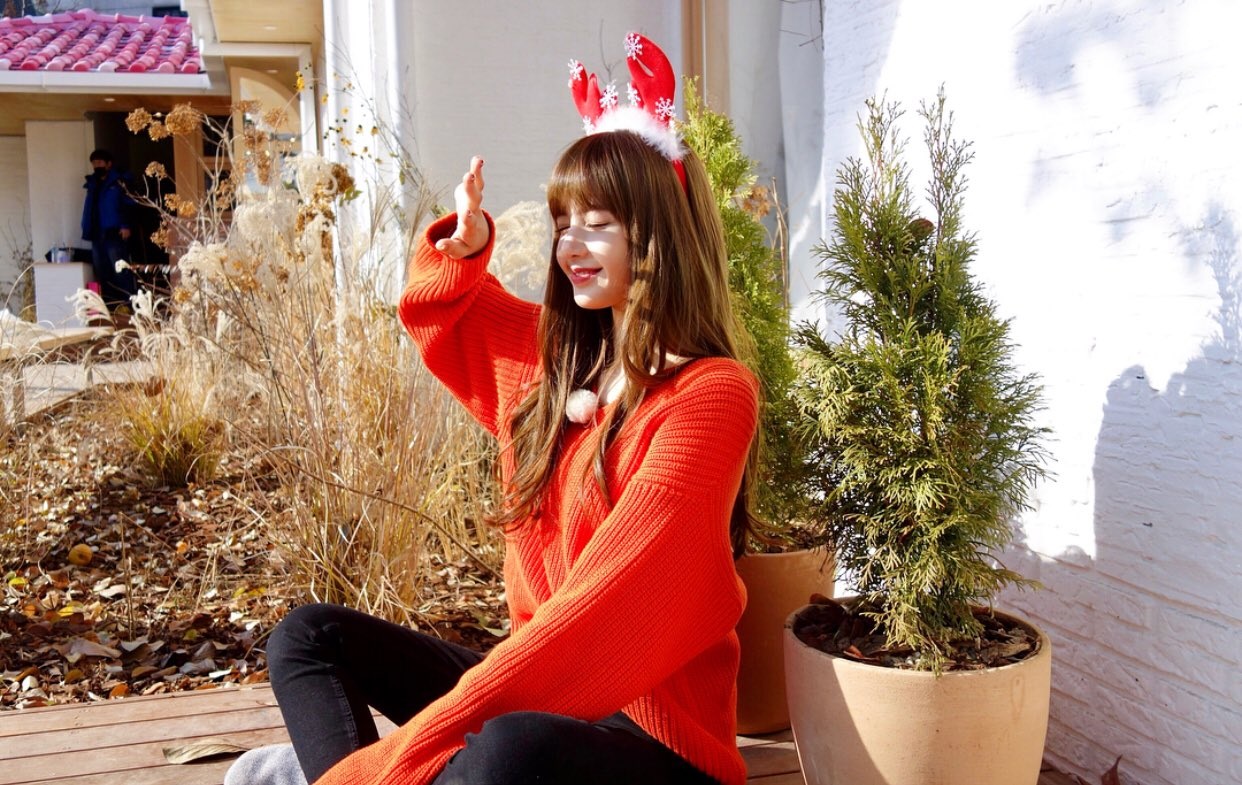 BLACKPINK lên đồ Giáng sinh xịn ghê, xem mà học được bao cách mix&match vừa ấm vừa xinh - Ảnh 2. BLACKPINK lên đồ Giáng sinh xịn ghê, xem mà học được bao cách mix&match vừa ấm vừa xinh - Ảnh 2.