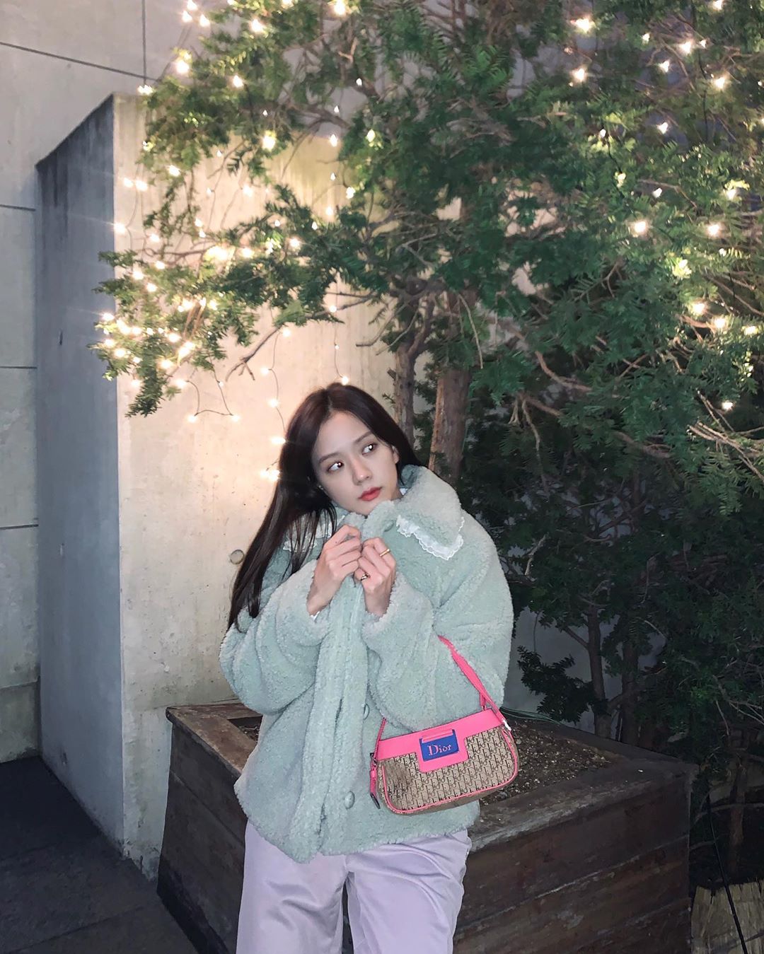 BLACKPINK lên đồ Giáng sinh xịn ghê, xem mà học được bao cách mix&match vừa ấm vừa xinh - Ảnh 4. BLACKPINK lên đồ Giáng sinh xịn ghê, xem mà học được bao cách mix&match vừa ấm vừa xinh - Ảnh 4.
