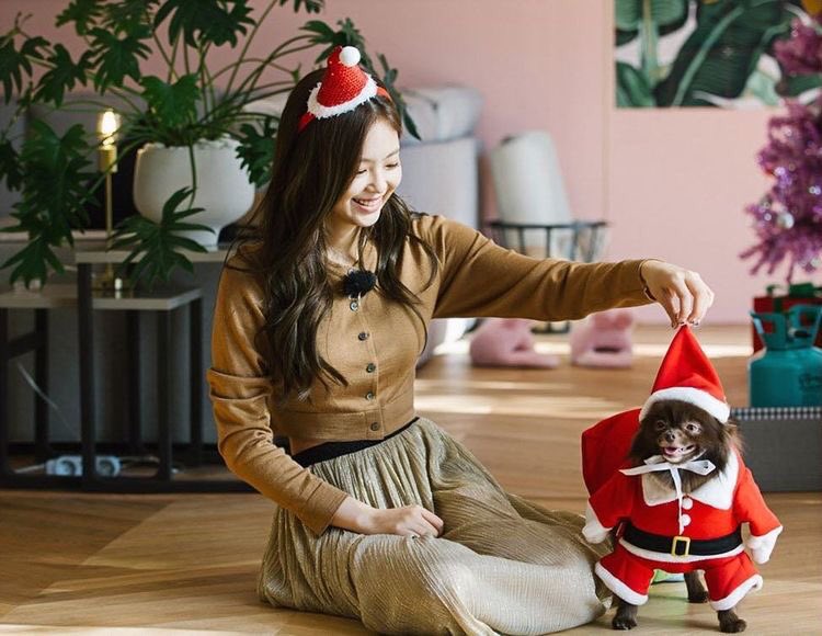 BLACKPINK lên đồ Giáng sinh xịn ghê, xem mà học được bao cách mix&match vừa ấm vừa xinh - Ảnh 8. BLACKPINK lên đồ Giáng sinh xịn ghê, xem mà học được bao cách mix&match vừa ấm vừa xinh - Ảnh 8.