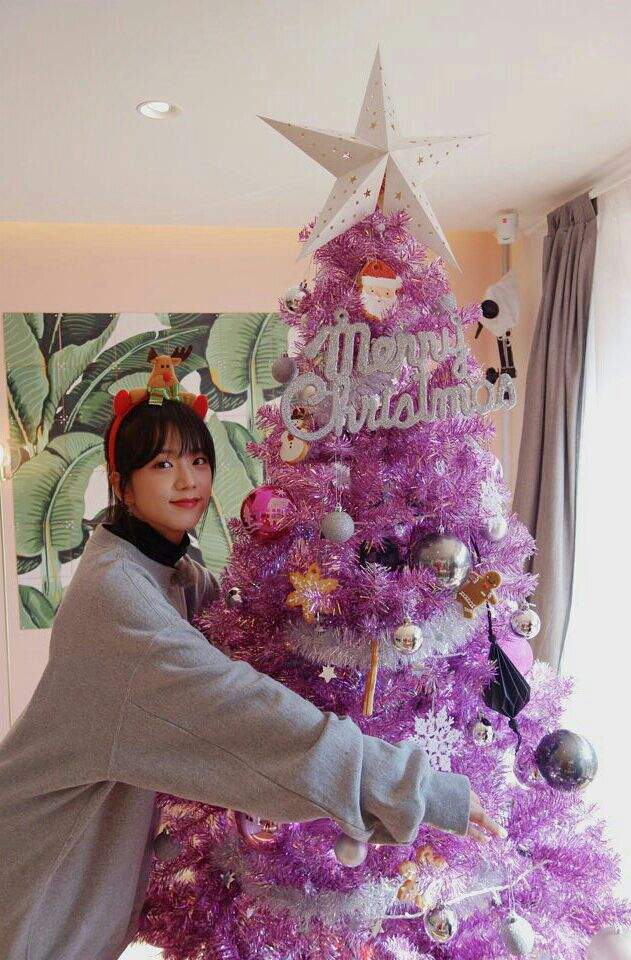BLACKPINK lên đồ Giáng sinh xịn ghê, xem mà học được bao cách mix&match vừa ấm vừa xinh - Ảnh 3. BLACKPINK lên đồ Giáng sinh xịn ghê, xem mà học được bao cách mix&match vừa ấm vừa xinh - Ảnh 3.
