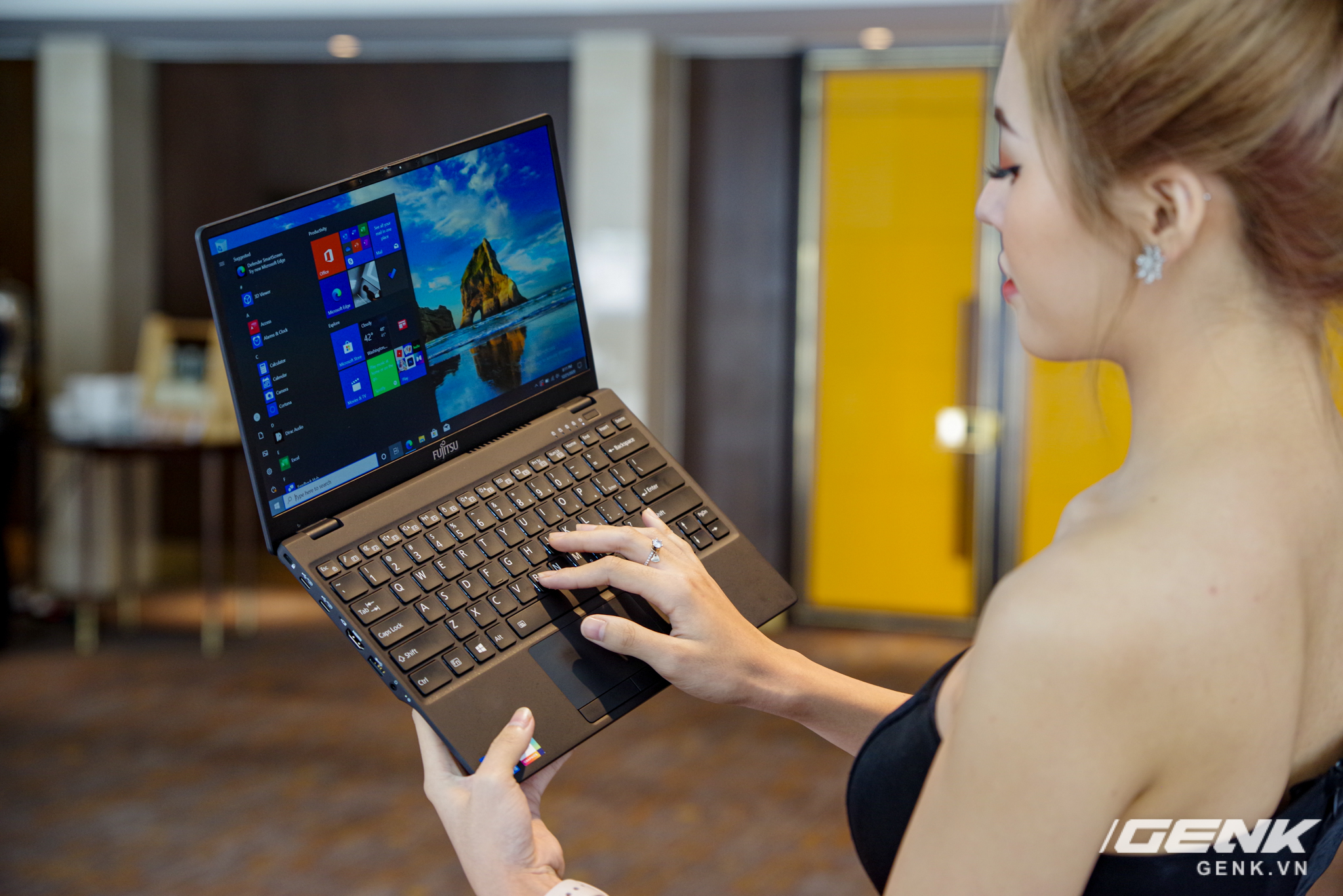 Fujitsu ra mắt laptop nhẹ nhất Việt Nam, sử dụng chip Intel thế hệ 11 Tiger Lake, giá từ 30 triệu đồng - Ảnh 2.
