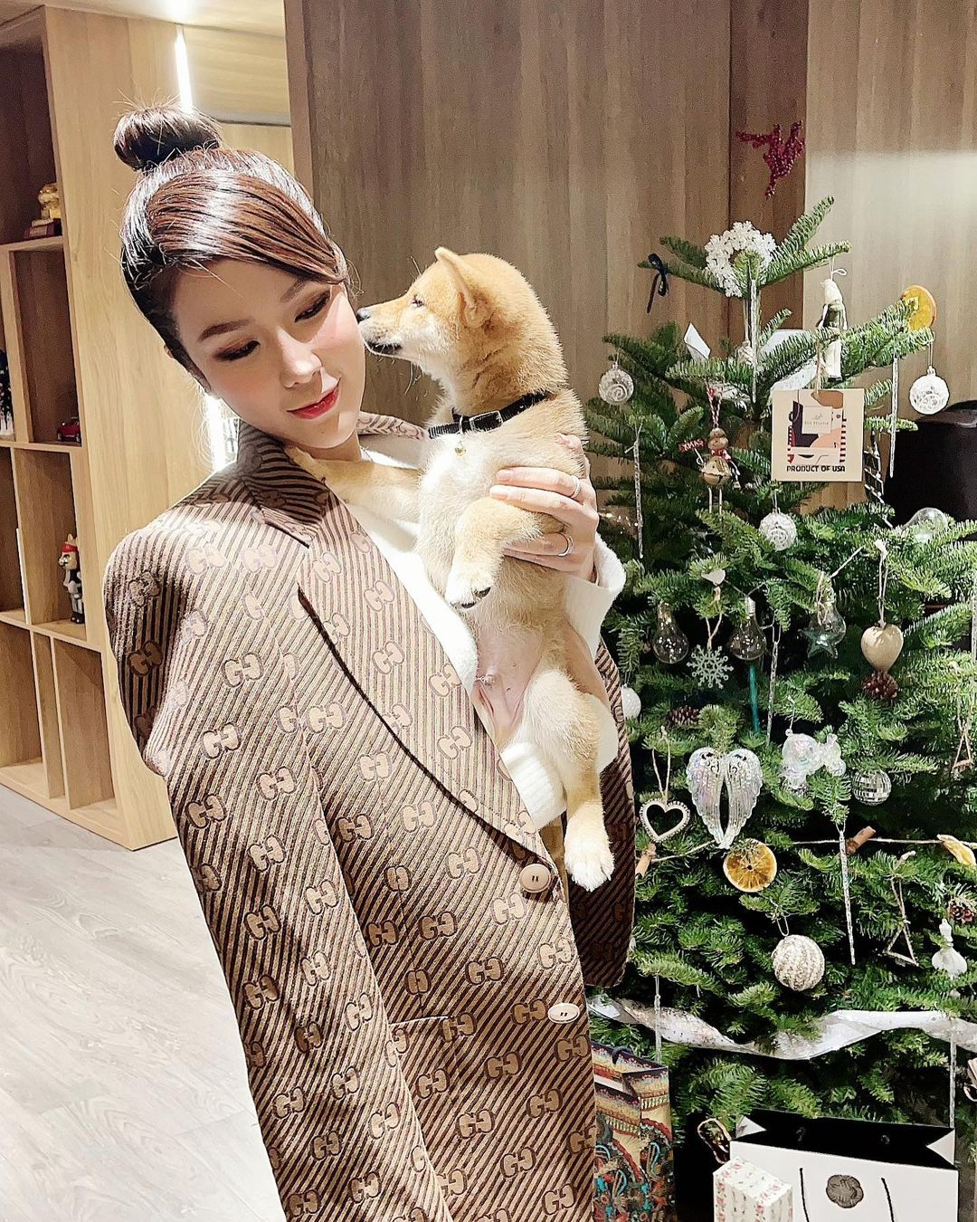 Dàn sao Vbiz lên đồ tưng bừng đón Giáng Sinh: Vợ chồng BigDaddy và Emily tình tứ diện đồ đôi, thi “phát cẩu lương” với ba mẹ bé Xoài - Ảnh 12. Dàn sao Vbiz lên đồ tưng bừng đón Giáng Sinh: Vợ chồng BigDaddy và Emily tình tứ diện đồ đôi, thi “phát cẩu lương” với ba mẹ bé Xoài - Ảnh 12.