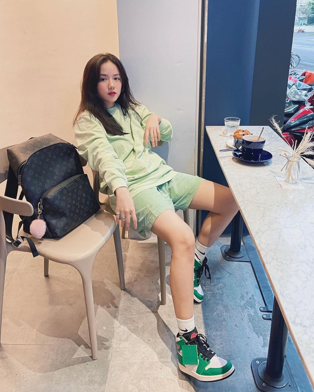 Instagram look của sao Việt: Chi Pu, Mẫn Tiên lên đồ ấm áp vẫn không bằng Hà Tăng “quẩy” outfit cho ngày đại hàn - Ảnh 10. Instagram look của sao Việt: Chi Pu, Mẫn Tiên lên đồ ấm áp vẫn không bằng Hà Tăng “quẩy” outfit cho ngày đại hàn - Ảnh 10.