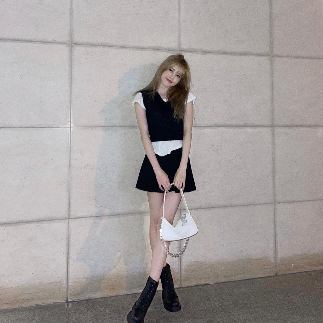 Instagram look của sao Việt: Chi Pu, Mẫn Tiên lên đồ ấm áp vẫn không bằng Hà Tăng “quẩy” outfit cho ngày đại hàn - Ảnh 7. Instagram look của sao Việt: Chi Pu, Mẫn Tiên lên đồ ấm áp vẫn không bằng Hà Tăng “quẩy” outfit cho ngày đại hàn - Ảnh 7.