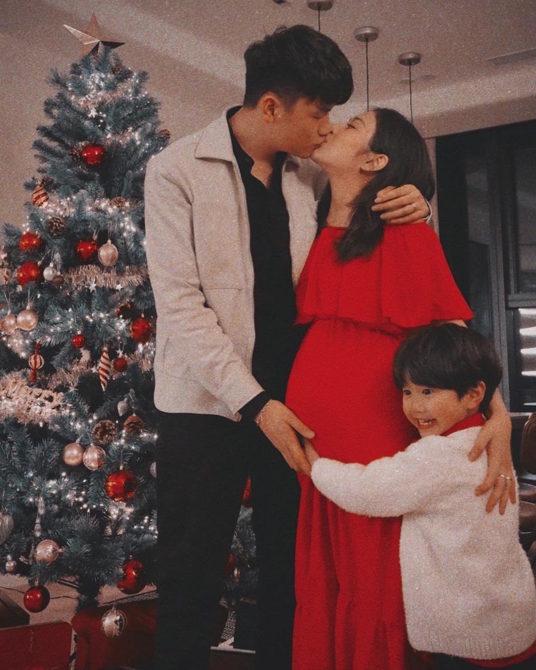 Dàn sao Vbiz lên đồ tưng bừng đón Giáng Sinh: Vợ chồng BigDaddy và Emily tình tứ diện đồ đôi, thi “phát cẩu lương” với ba mẹ bé Xoài - Ảnh 2. Dàn sao Vbiz lên đồ tưng bừng đón Giáng Sinh: Vợ chồng BigDaddy và Emily tình tứ diện đồ đôi, thi “phát cẩu lương” với ba mẹ bé Xoài - Ảnh 2.
