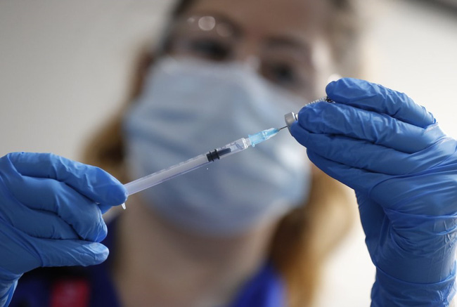 Pfizer và Moderna thử nghiệm vaccine với biến thể SARS-CoV-2 mới - Ảnh 1.