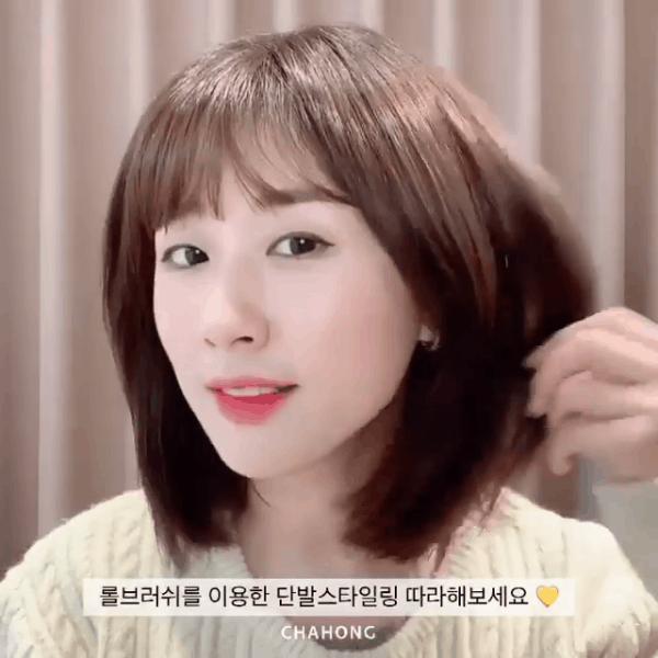 Chỉ dùng máy sấy, nàng tóc lỡ cỡ vểnh ra cụp vào cũng có được kiểu tóc mềm mại xinh lung linh hẹn hò ngày Noel - Ảnh 4. Chỉ dùng máy sấy, nàng tóc lỡ cỡ vểnh ra cụp vào cũng có được kiểu tóc mềm mại xinh lung linh hẹn hò ngày Noel - Ảnh 4.