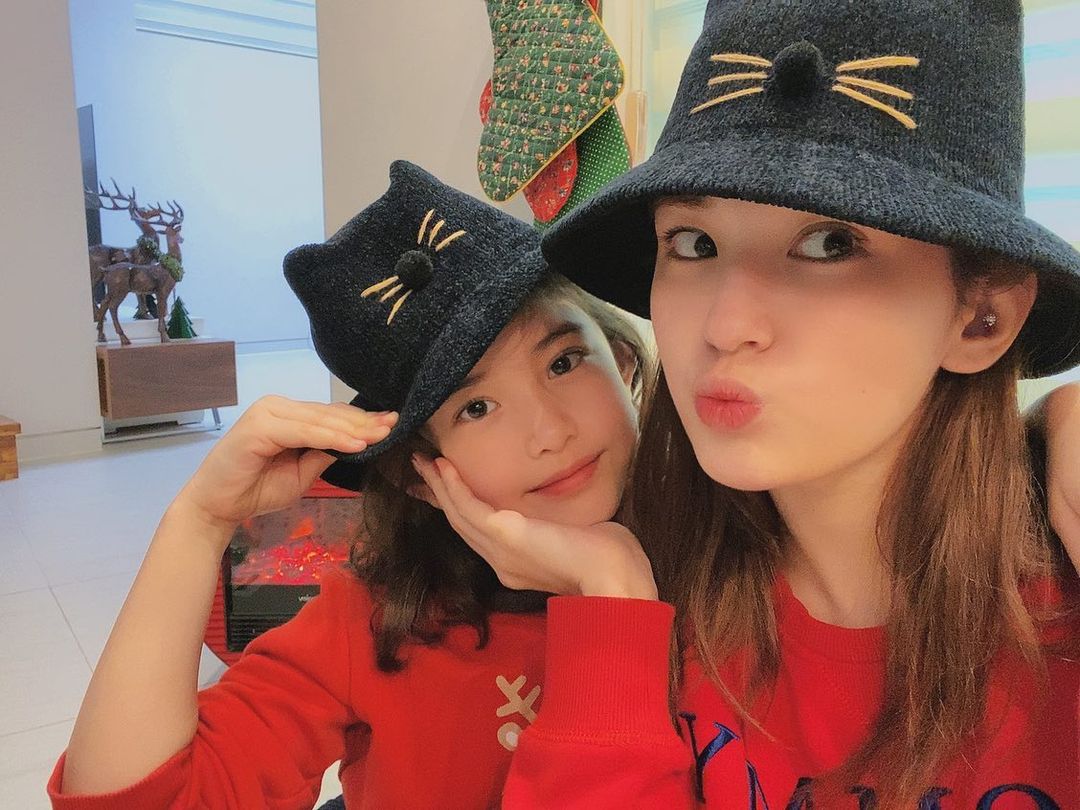 Style đón Giáng sinh đơn giản mà xinh xắn của sao Hàn, các nàng học được khối chiêu mặc đẹp đi chơi lễ - Ảnh 8. Style đón Giáng sinh đơn giản mà xinh xắn của sao Hàn, các nàng học được khối chiêu mặc đẹp đi chơi lễ - Ảnh 8.
