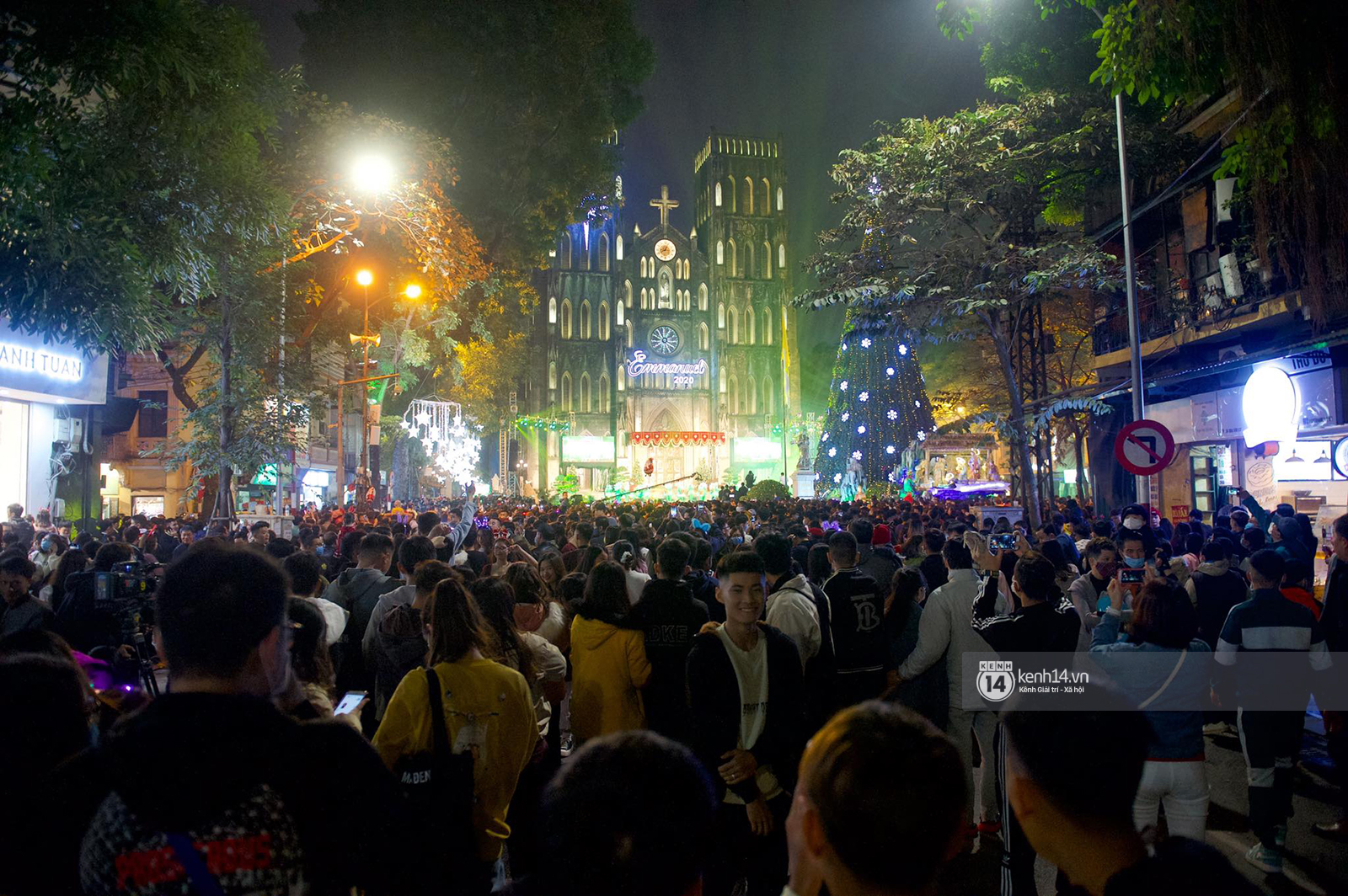 Hanoi is awash in a sea of ​​people going out for Christmas.  Wherever you look, you will be surprised by the happiness of couples - Photo 1.