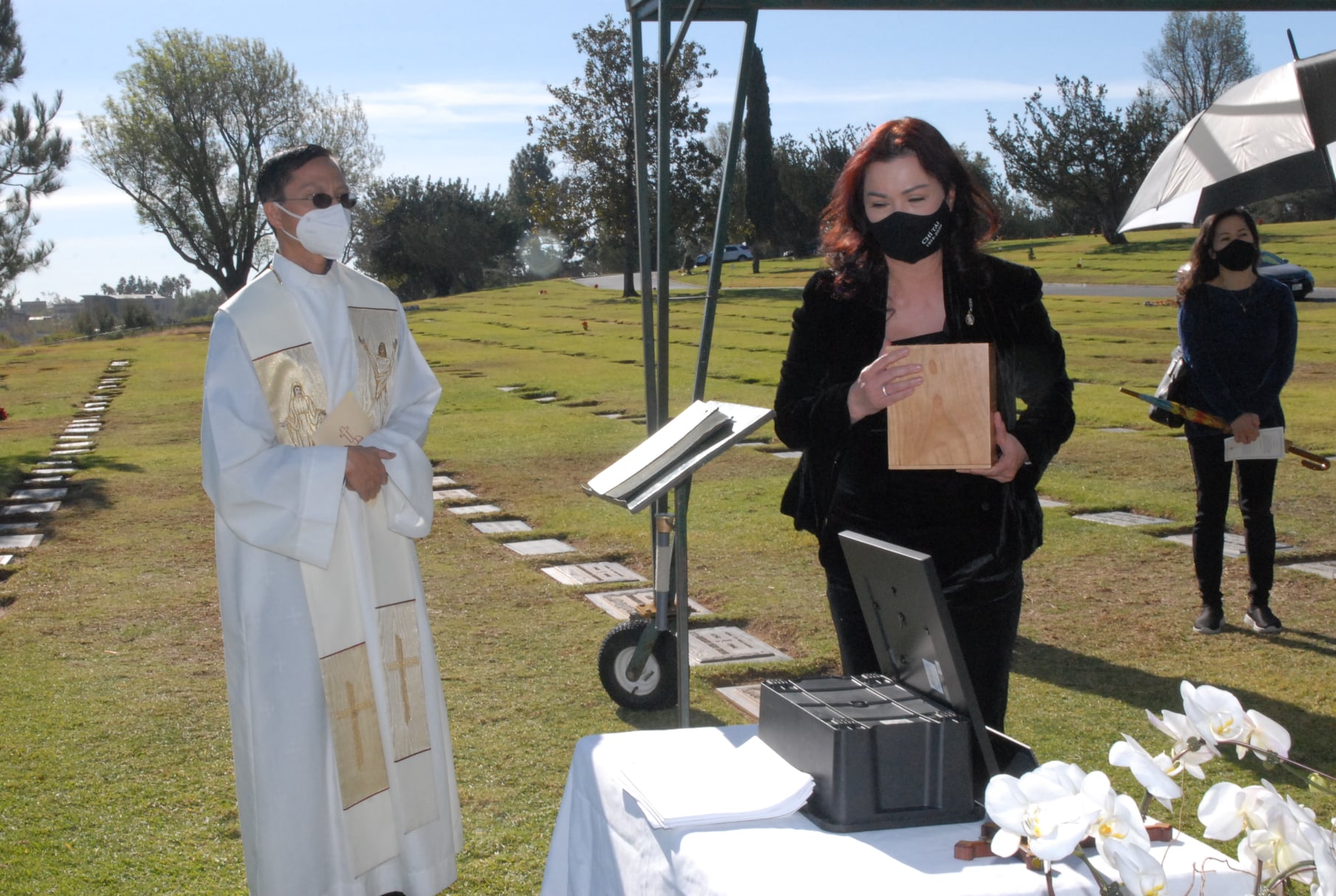 The artist Chi Tai was placed in the cemetery, the singer Phuong Loan calmly next to the ashes of her late husband - Photo 4.