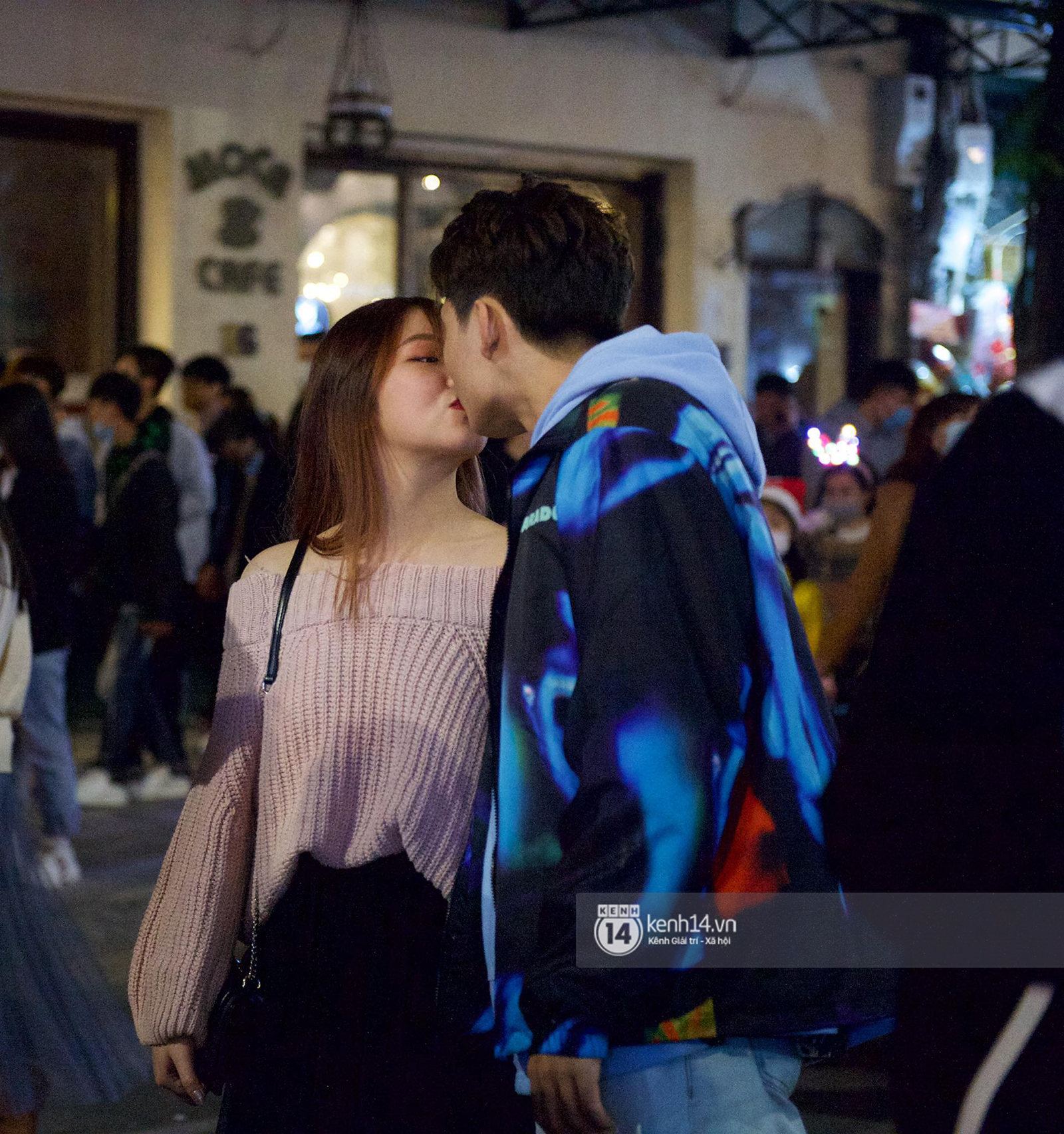 Hanoi is flooded with a sea of ​​people who go out to Christmas, looking everywhere for the happiness of couples - Photo 8.