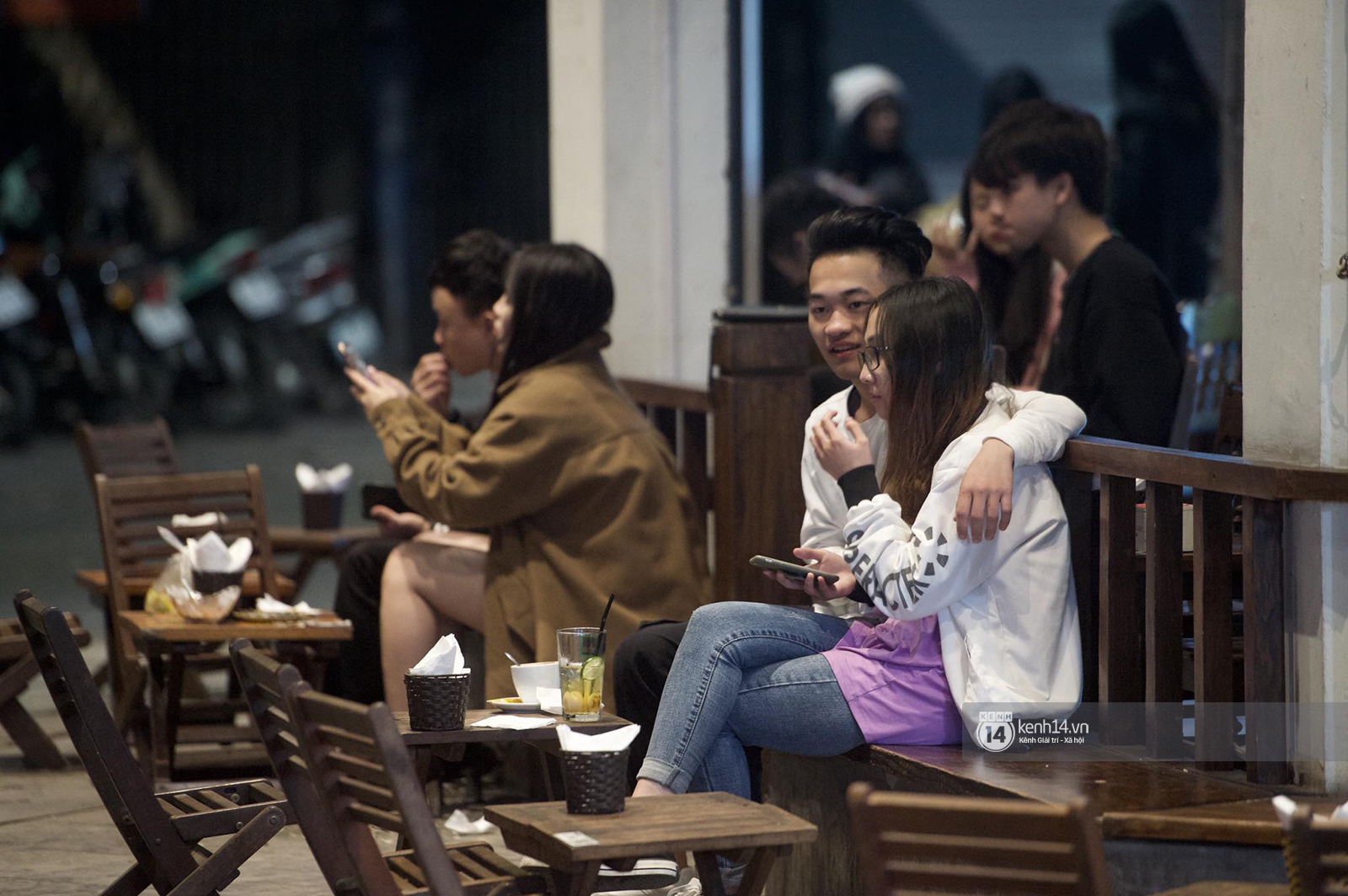 Hanoi is flooded with a sea of ​​people who go out to Christmas, looking everywhere for the happiness of couples - Photo 12.