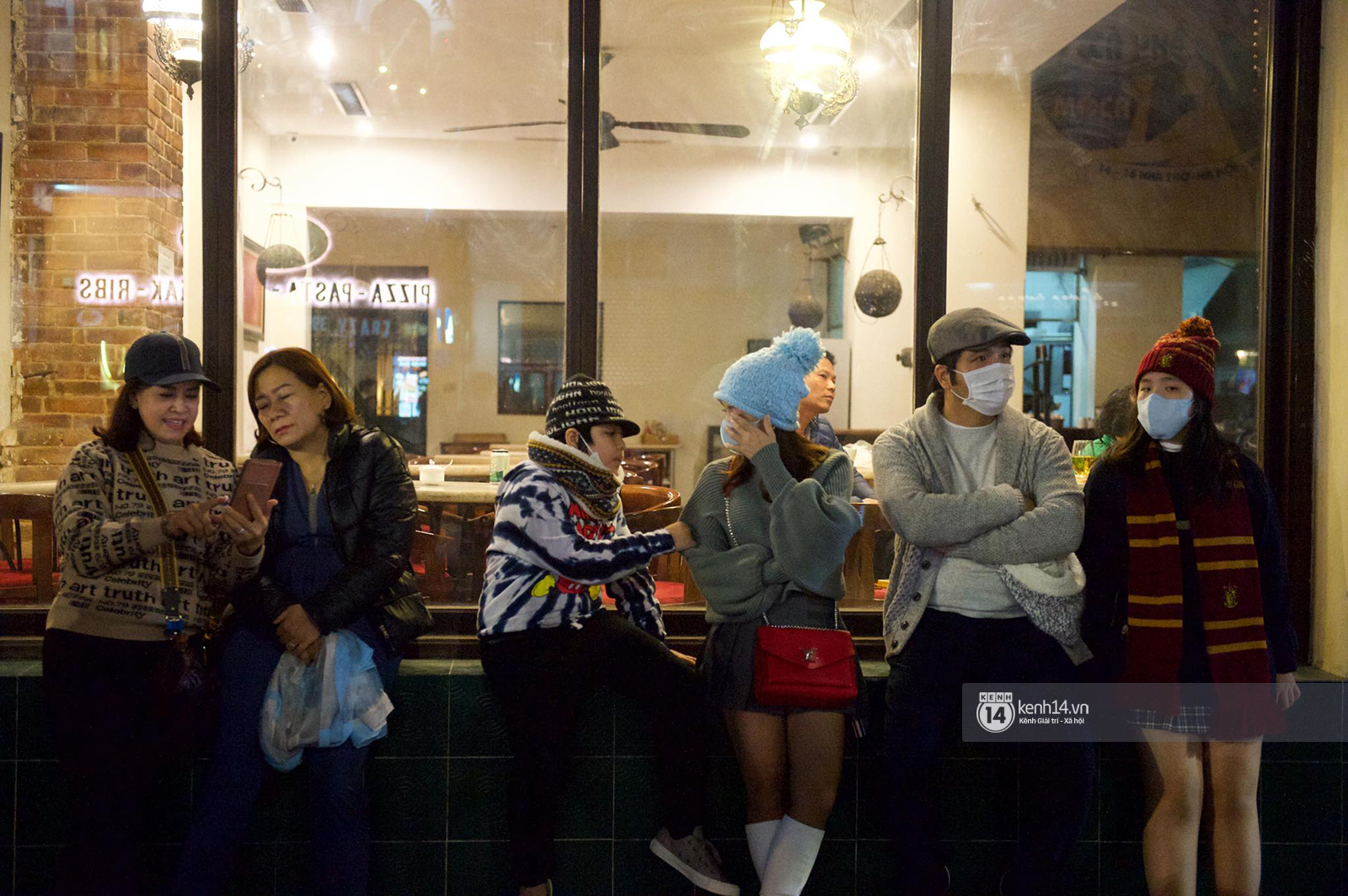 Hanoi is flooded with a sea of ​​people who go out to Christmas, looking everywhere for the happiness of couples - Photo 13.