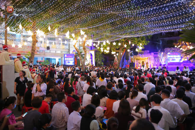 Saigon Christmas Eve: It's too good, people have a lover who goes out to hug each other, the FA saw that they burst into tears!  Photo 7.