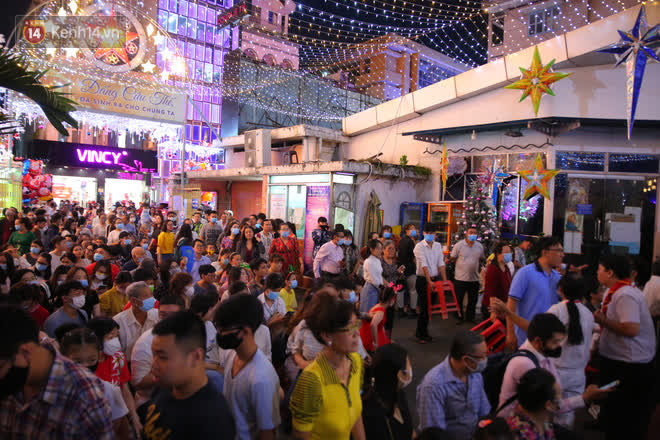 Saigon Christmas Eve: It's too good, people have a lover who goes out to hug each other, the FA saw that they burst into tears!  Photo 8.