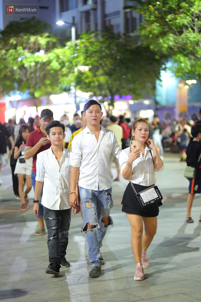 Saigon Christmas Eve: It's too good, people have a lover who goes out to hug each other, the FA saw that they burst into tears!  Photo 3.