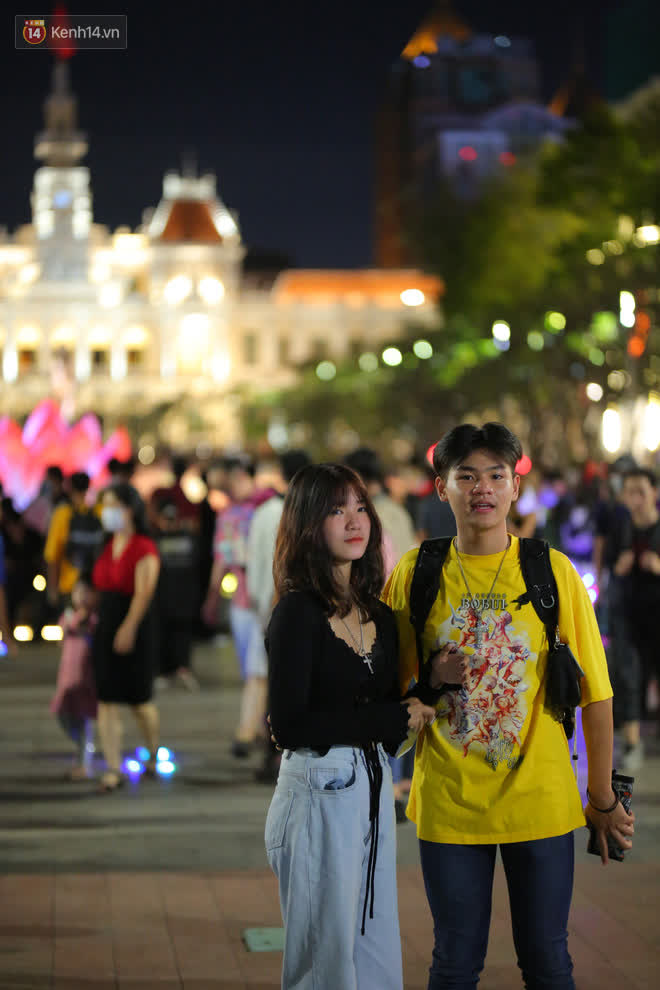 Saigon Christmas Eve: It is too good, people have a lover who goes out to hug each other, the FA saw that they burst into tears!  - Photo 4.