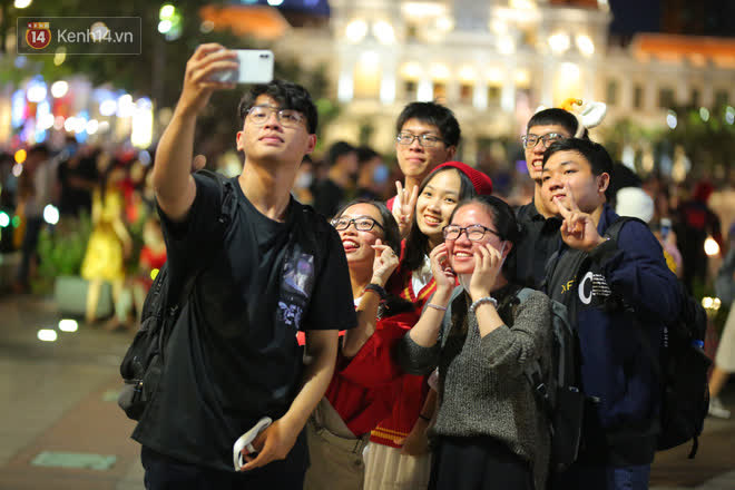 Saigon Christmas Eve: It's too good, people have a lover who goes out to hug each other, the FA saw that they burst into tears!  - Photo 2.