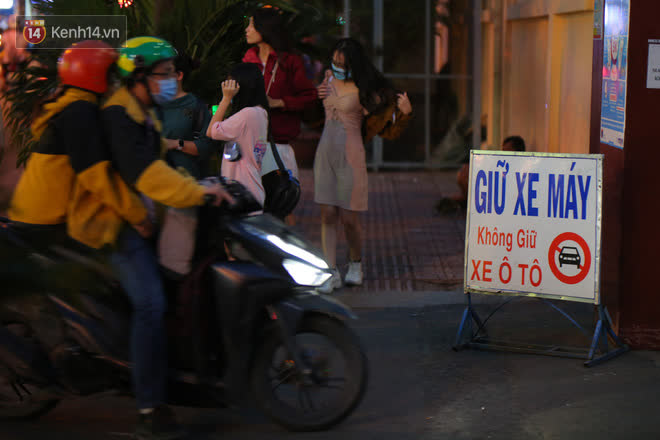 Saigon Christmas Eve: It is too good, people have a lover who goes out to hug each other, the FA saw that they burst into tears!  Photo 12.