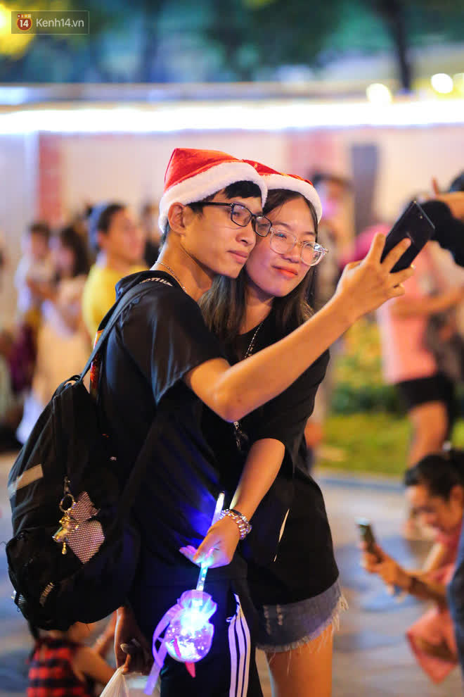 Saigon Christmas Eve: It's too good, people have a lover who goes out to hug each other, the FA saw that they burst into tears!  Photo 14.