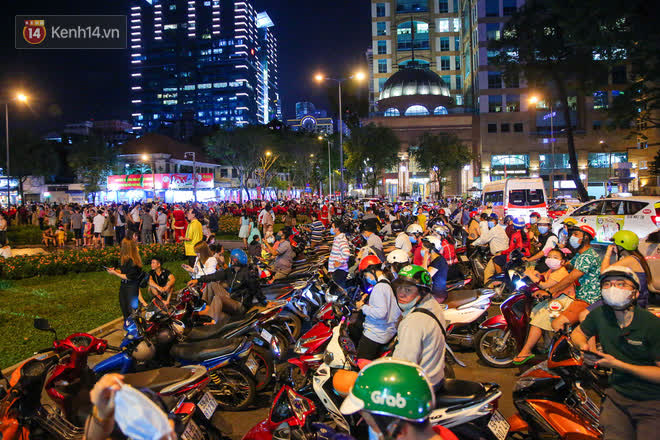 Saigon Christmas Eve: It's too good, people have a lover who goes out to hug each other, the FA saw that they burst into tears!  Photo 13.