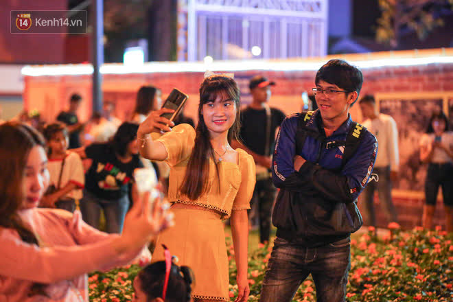 Saigon Christmas Eve: It is too good, people have a lover who goes out to hug each other, the FA saw that they burst into tears!  Photo 15.