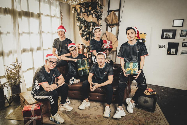 Ngắm h&igrave;nh Gi&aacute;ng sinh của Team Flash, fan hụt hẫng v&igrave; thấy thiếu thiếu - Ảnh 1.