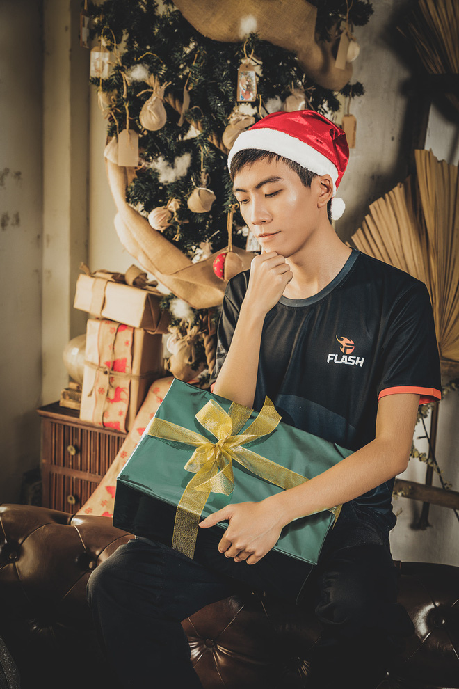 Ngắm h&igrave;nh Gi&aacute;ng sinh của Team Flash, fan hụt hẫng v&igrave; thấy thiếu thiếu - Ảnh 7.