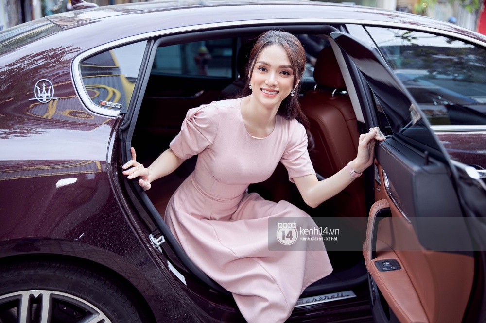 Huong Giang goes to an 8 billion super car that Matt Liu donates and wears a huge diamond ring for the event, the charisma behind the drama with antifan - Photo 2.