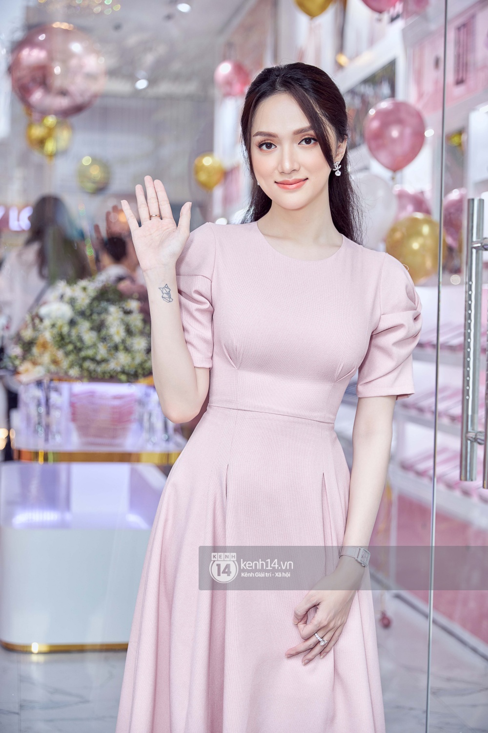 Huong Giang goes to an 8 billion super car that Matt Liu donates and wears a huge diamond ring for the event, charisma after drama with antifan - Photo 8.