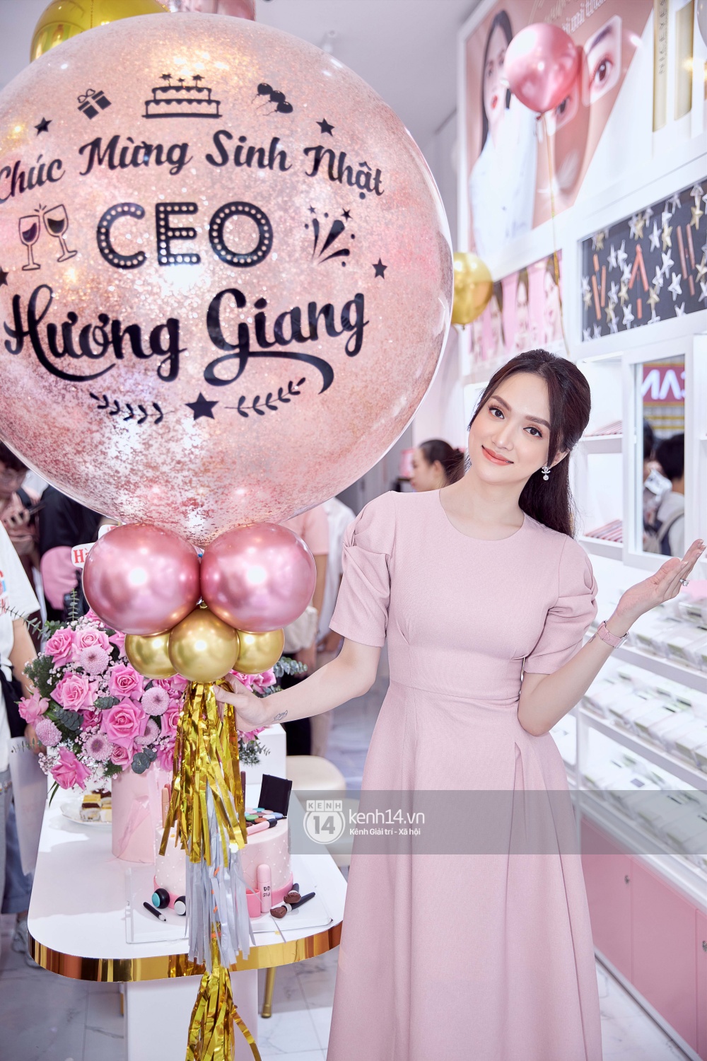 Huong Giang goes to an 8 billion super car that Matt Liu donates and wears a huge diamond ring for the event, charisma after drama with antifan - Photo 9.